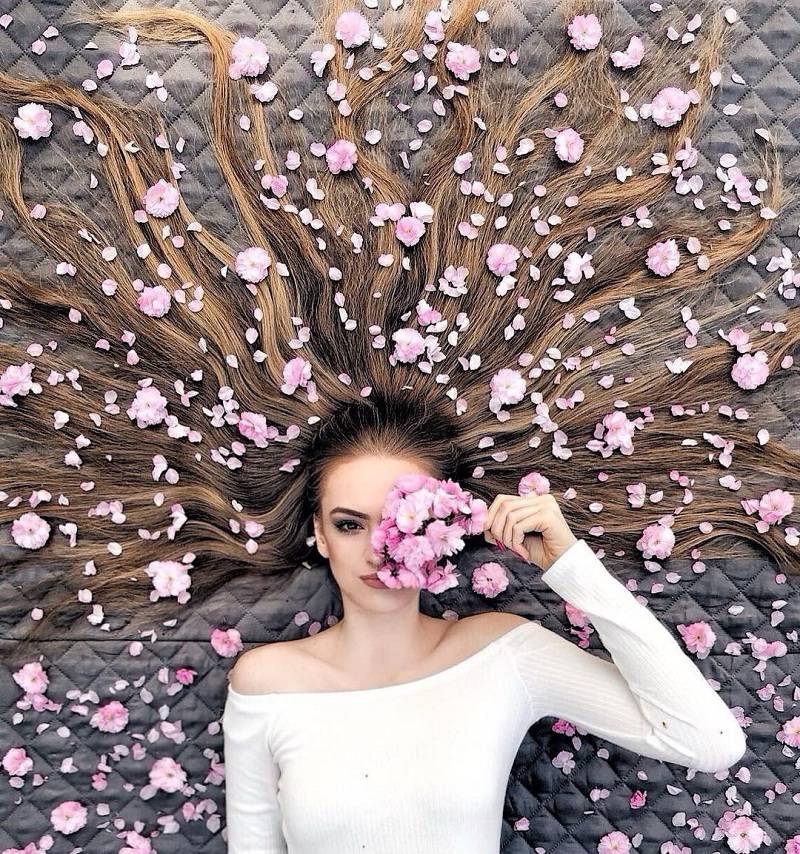 Ide Foto Hanya Bermodalkan Rambut dan Bunga yang Keren Banget